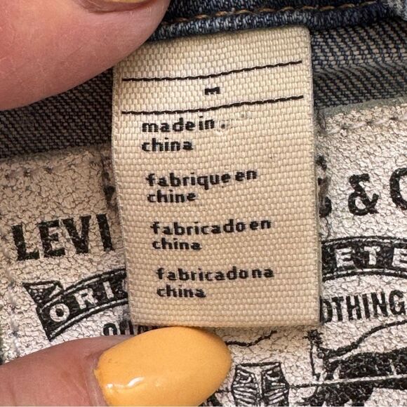 💥 Levi’s Star Studded Denim Trucker Vest 💥
✨All-American Classic sz Medium EUC - Picture 11 of 11